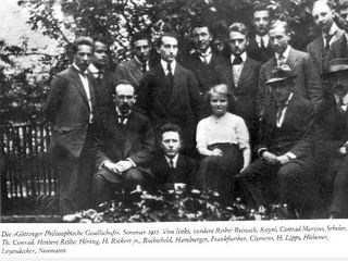 Hans Lipps parmi le groupe de G&ouml;ttingen