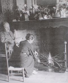 Photo, Raymond et Marie-Louise Escholier devant la chemin&eacute;e