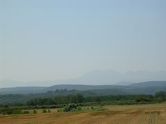 C&ocirc;teaux, Pyr&eacute;n&eacute;es en arri&egrave;re-plan 