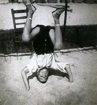 Dora Maar, Enfant qui fait le poirier dans les rues de Paris