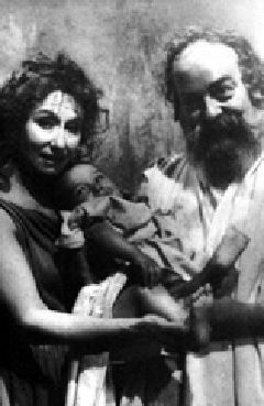 Image du film, Socrate, sa femme, et leur enfant nouveau-n&eacute;