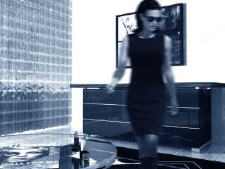 Autre intérieur design, meubles de verre, femme dans le style de Jackie Kennedy, image en noir et blanc