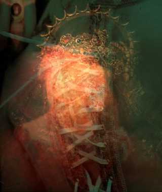 Couronne d'épines, visage fait d'un morceau de corset rose