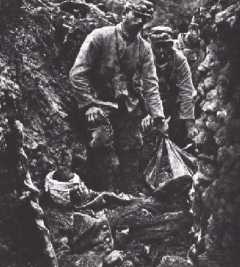 Cadavres dans les tranch&eacute;es de Verdun