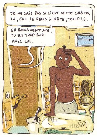 Moussa se regarde dans le miroir