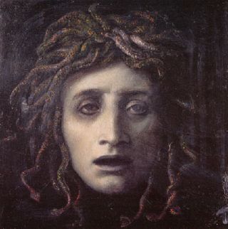 M&eacute;duse, couronn&eacute;e de serpents