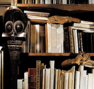 rempli d'objets d'art, le bureau d'Andr&eacute; Breton