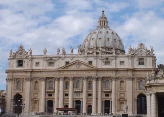 Fa&ccedil;ade g&eacute;om&eacute;trique de Saint Pierre de Rome