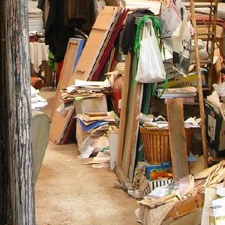 Accumulation d'objets divers dans l'atelier