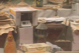 Accumulation d'objets divers dans l'atelier