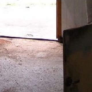 Vue rasante d'une des portes de l'atelier